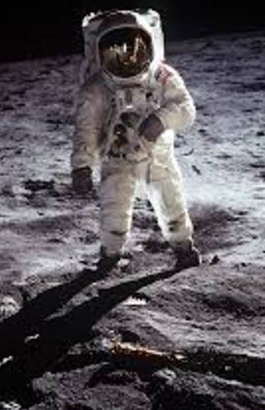 primero en pisar la luna