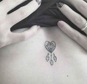 tatuajes mujeres pequeños cazasueños minimalista