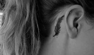 tatuajes mujeres pequeños pluma