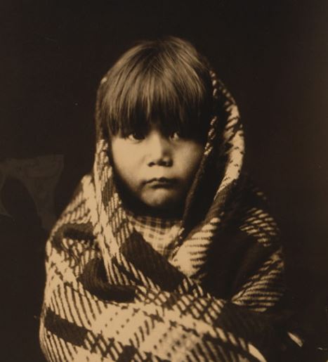 Niño de la tribu Navajo.