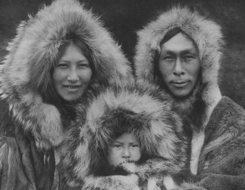Foto de una familia de la tribu inuit.