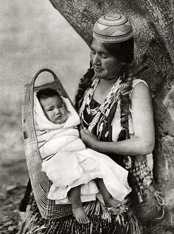 Madre e hijo de la tribu Hupa.