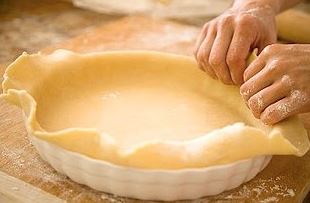 quiche de bacon y queso desenrollando masa