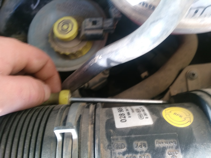 retirando los tornillos del caudalímetro del seat ibiza 2