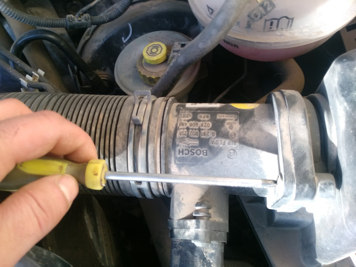 retirando los tornillos del caudalímetro del seat ibiza