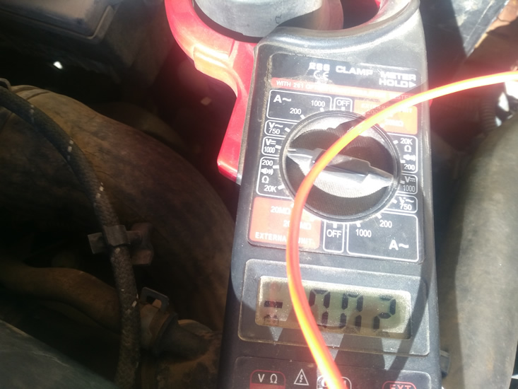 voltaje en relentí cable caudalímetro del Seat Ibiza