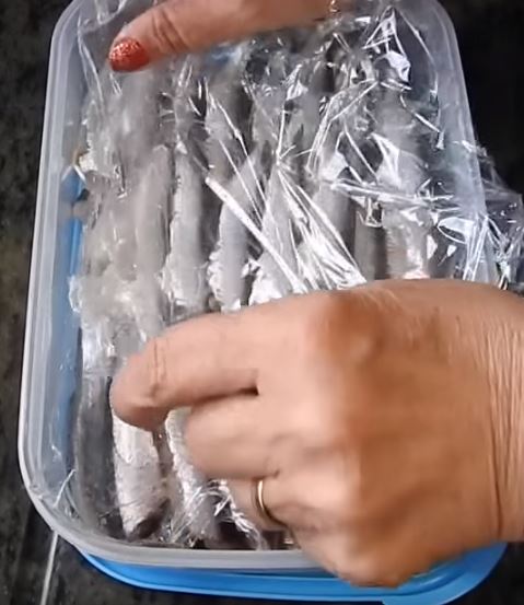 Cubrimos los boquerones con papel film y al congelador.