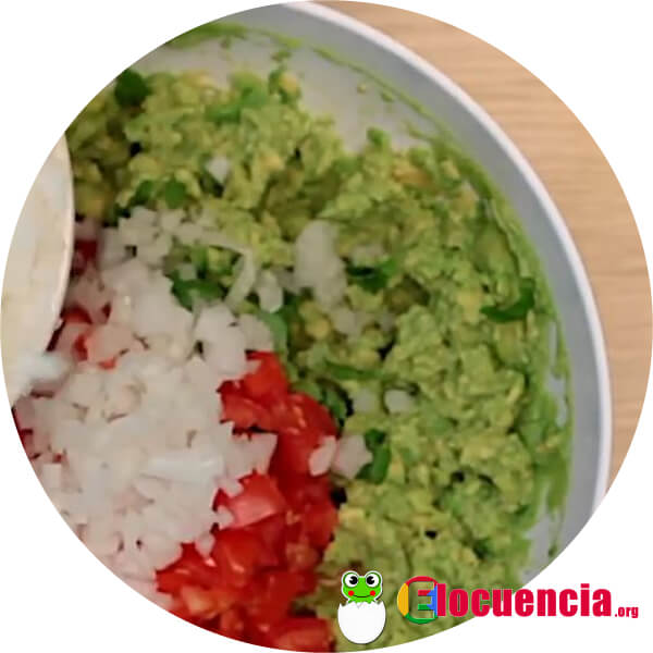 mezclando los ingredientes del guacamole