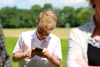 adicción al m´óvil en niños y adolescentes. Imagen de un niño con un smaprtphone