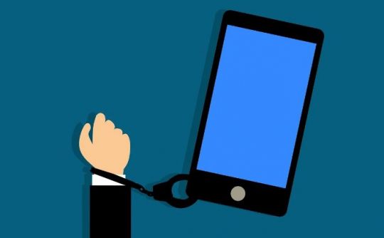 Adicción al móvil. imagen. del artículo sibre esta adicción en ninios y ninias