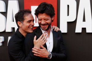 imagen en la que aparecen Álvaro morte y pedro Alonso actores de la casa de papel