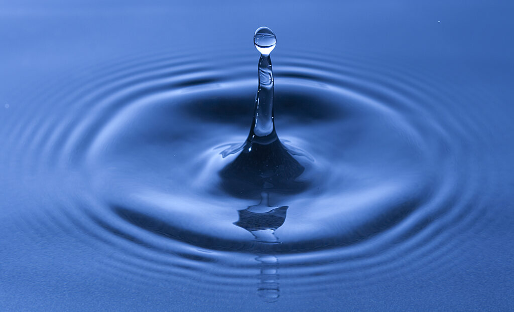 Imagen de portada sobre los consejos para ahorrar agua en la que aprece una gota cayendo sobre el agua y produciendo ondas