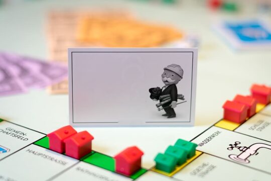 imagen caricaturizada de juego monopoly