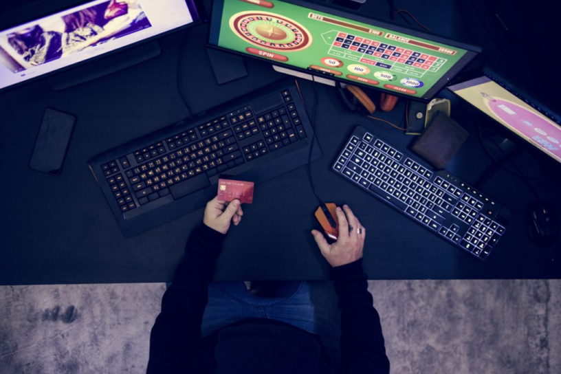 imagen de portada del artículo sobre recomendaciones para que no te estafen en juegos online en la que aparece una persona delante de un ordenador