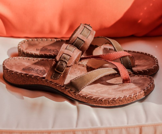 Sandalia plana de la marca Walk&Fly en tonos marrones piel sin agarre de tobillo