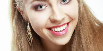 imagen de una chica con carillas dentales con una bonita sonrisa