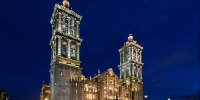 Imagen en la que aparece la Catedral de Puebla de noche, iluminada